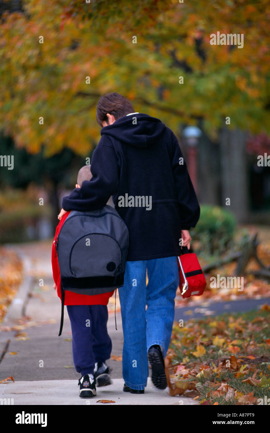 Zu Fuß von der Schule nach Hause Sohn Mutter Stockfoto