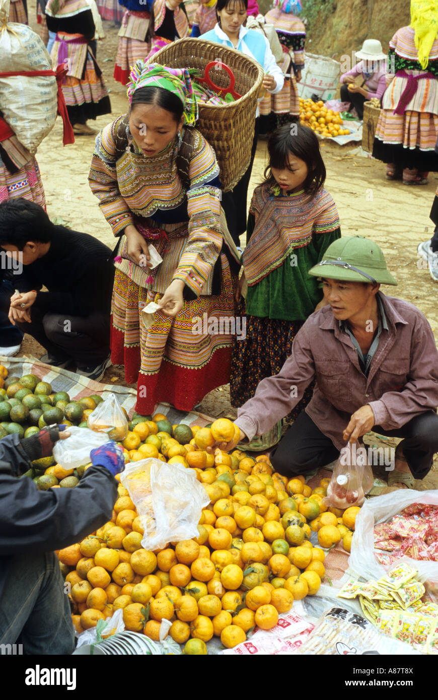 Traditionell gekleidete Flower Hmong Frau kaufen Orangen, Samstag zu vermarkten, können Cau NW Viet Nam Stockfoto