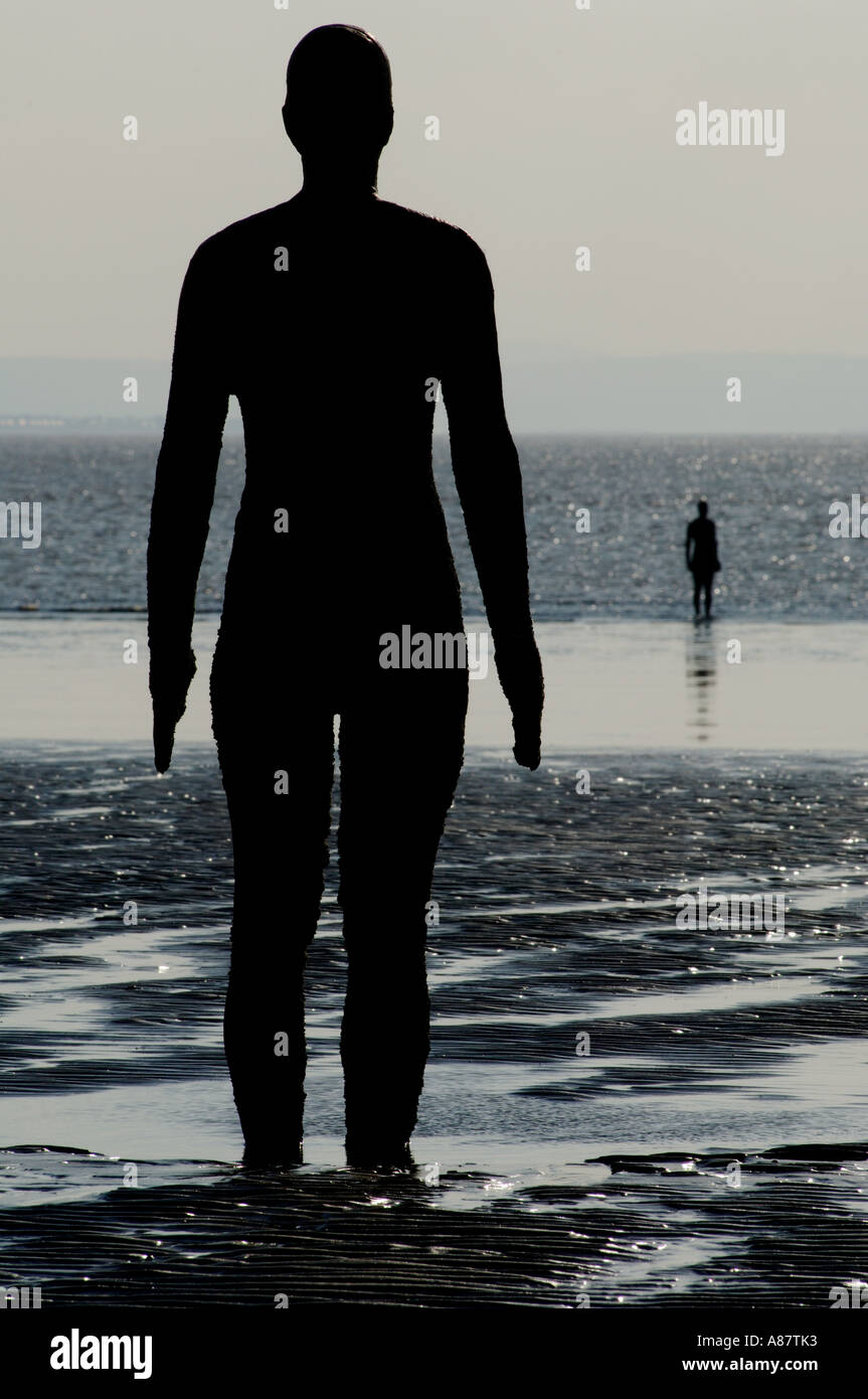 Figuren aus dem Kunstwerk Another Place von Anthony Gormley am Crosby Strand Merseyside. Stockfoto