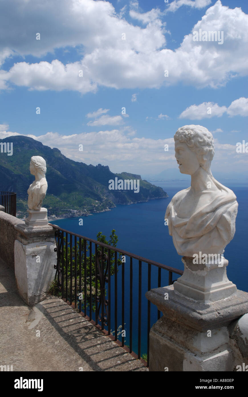 Statue auf der Terasse der Villa Cimbrone mit Blick auf Amalafi Küste Mittelmeer Stadt Ravello Italien Stockfoto