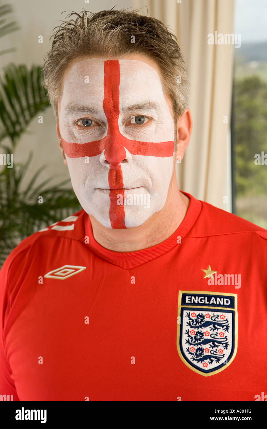 -Modell veröffentlicht. Männliche England Fußball unterstützt mit St.-Georgs Kreuz auf seinem Gesicht gemalt und 2006 England Trikot tragen. Stockfoto