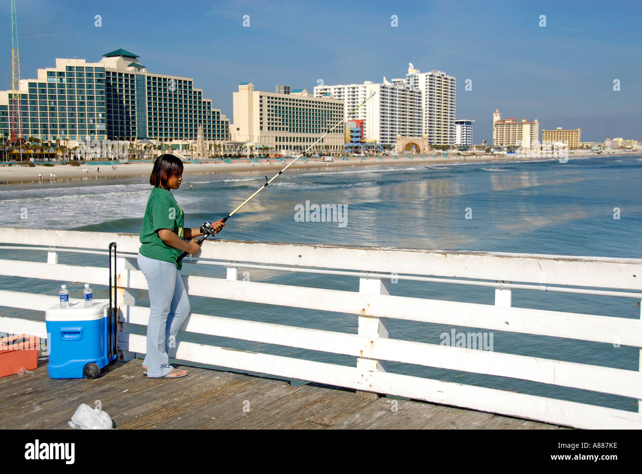 Angeln Wandern und andere Aktivitäten finden statt auf der Pier und Boardwalk am Daytona Beach Florida FL am Atlantischen Ozean Stockfoto