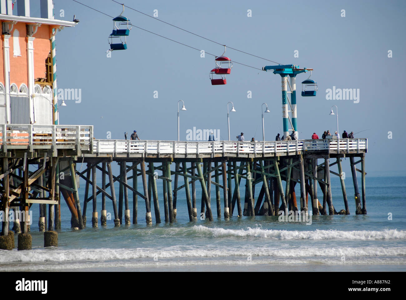 Angeln Wandern und andere Aktivitäten finden statt auf der Pier und Boardwalk am Daytona Beach Florida FL am Atlantischen Ozean Stockfoto