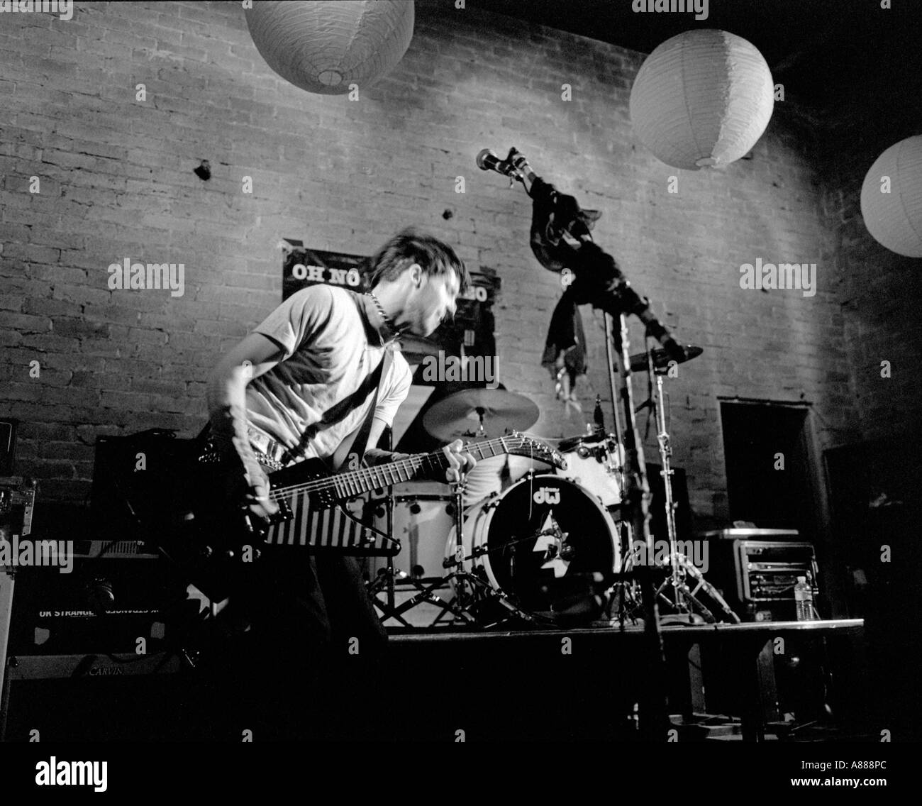 Der Lead-Gitarrist der eine spielt die Band Oh nein nicht Stereo-Hard Rockmusik im Electric Theater in St. George in Utah Stockfoto