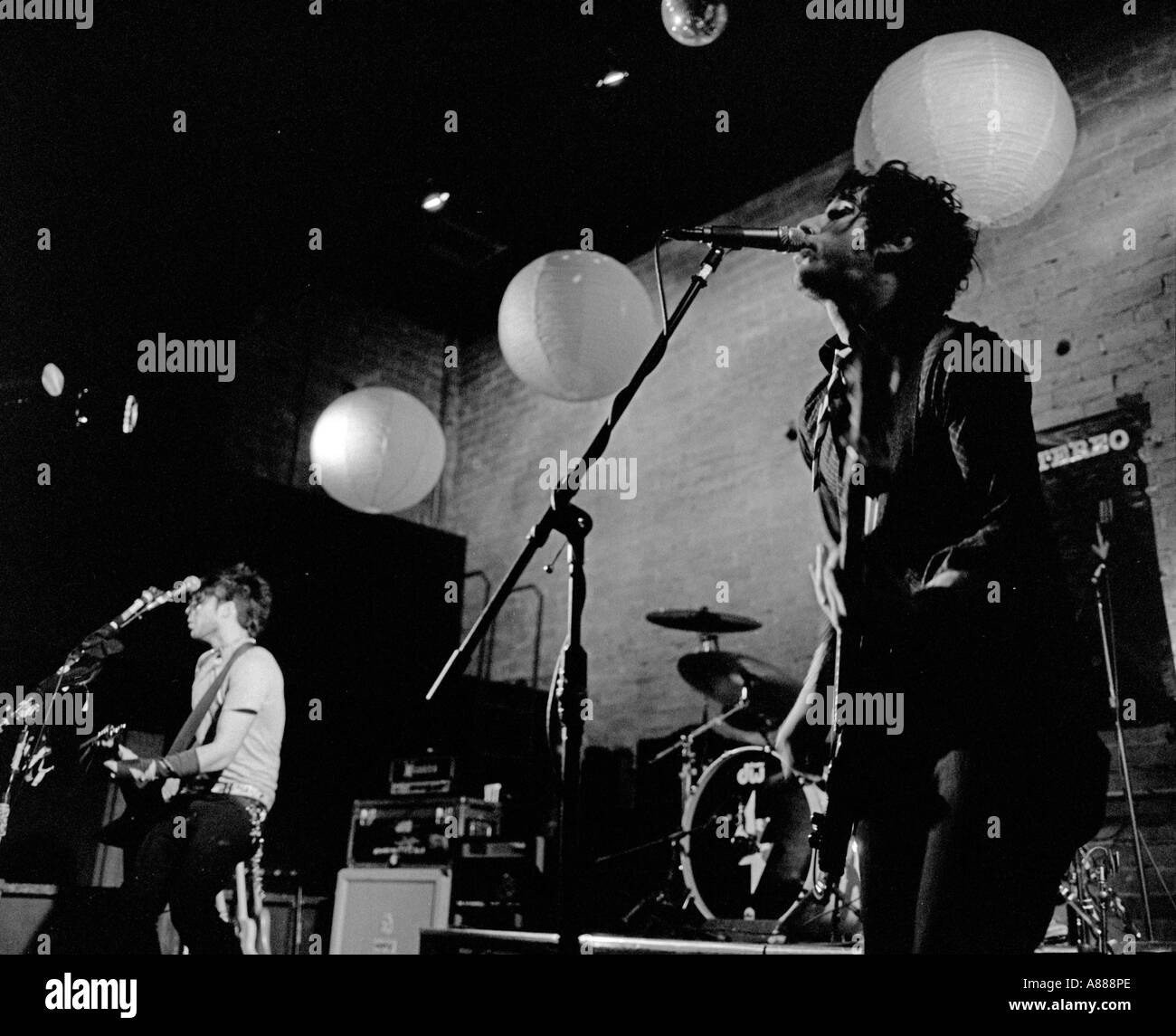 Die Führung und Basis Gitarristen der Band Oh nein nicht Stereo durchführen im Electric Theater in St. George in Utah Stockfoto