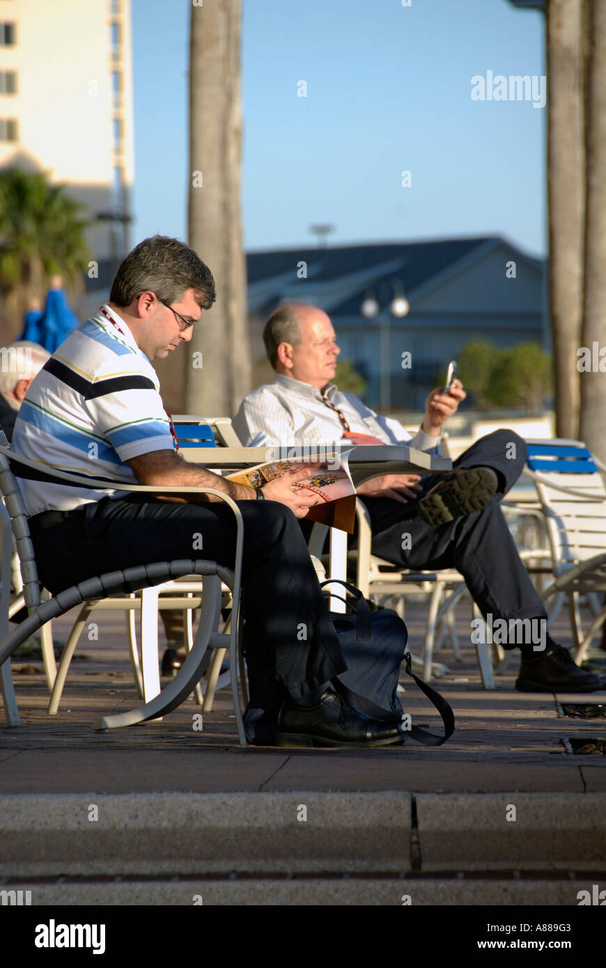 Erwachsene Männer und Frauen entspannen außerhalb der Tampa Convention Center zwischen Seminarsitzungen Tampa Florida Stockfoto