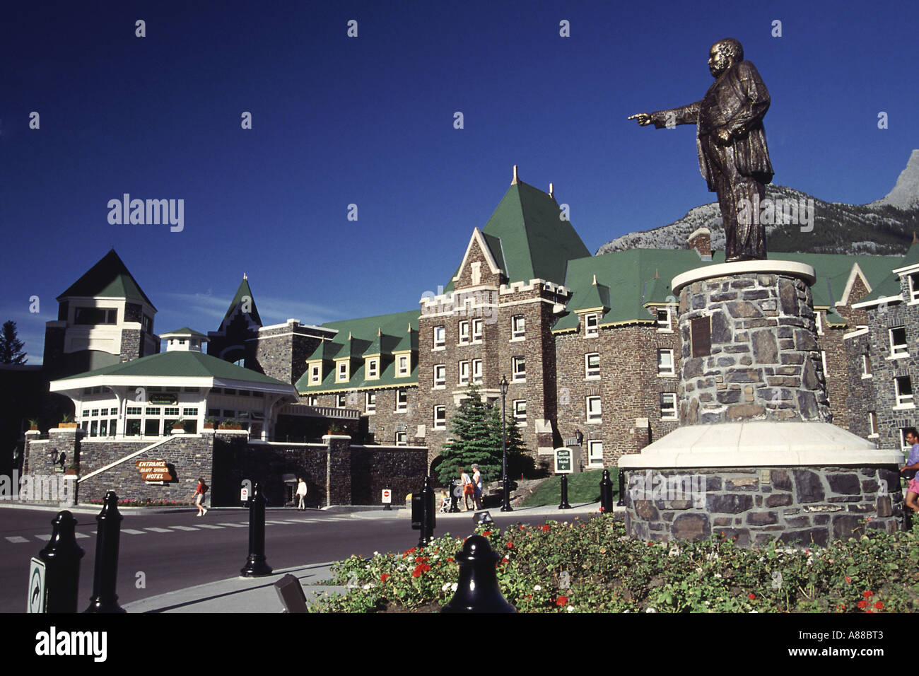 Statue vor Spring Hotel Stockfoto