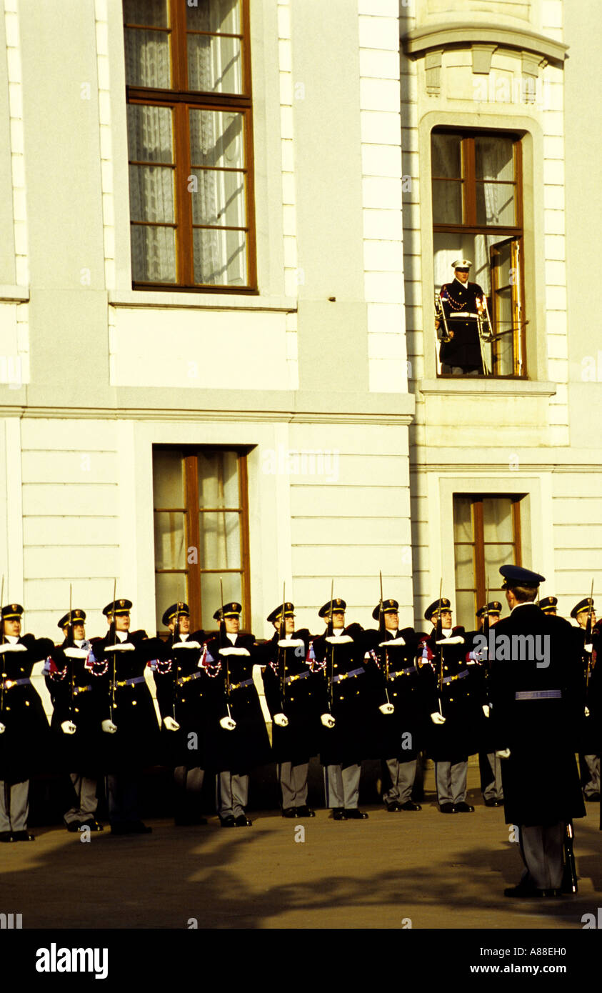 Vorbereitung für die Wachablösung am Prager Burg Prazsky Hrad, Hradcany, Prag, Tschechische Republik Stockfoto