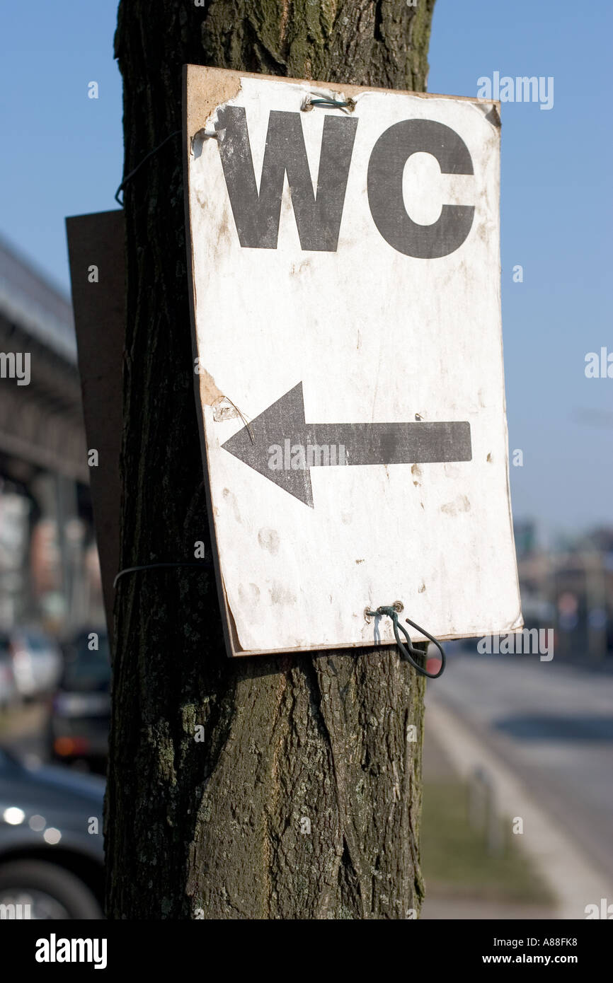 WC-Schild an einem Baum Stockfoto
