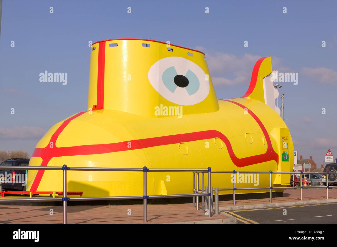 eine Skulptur von den Beatles Yellow Submarine an der Liverpool John Lennon Airport in Liverpool, England Stockfoto