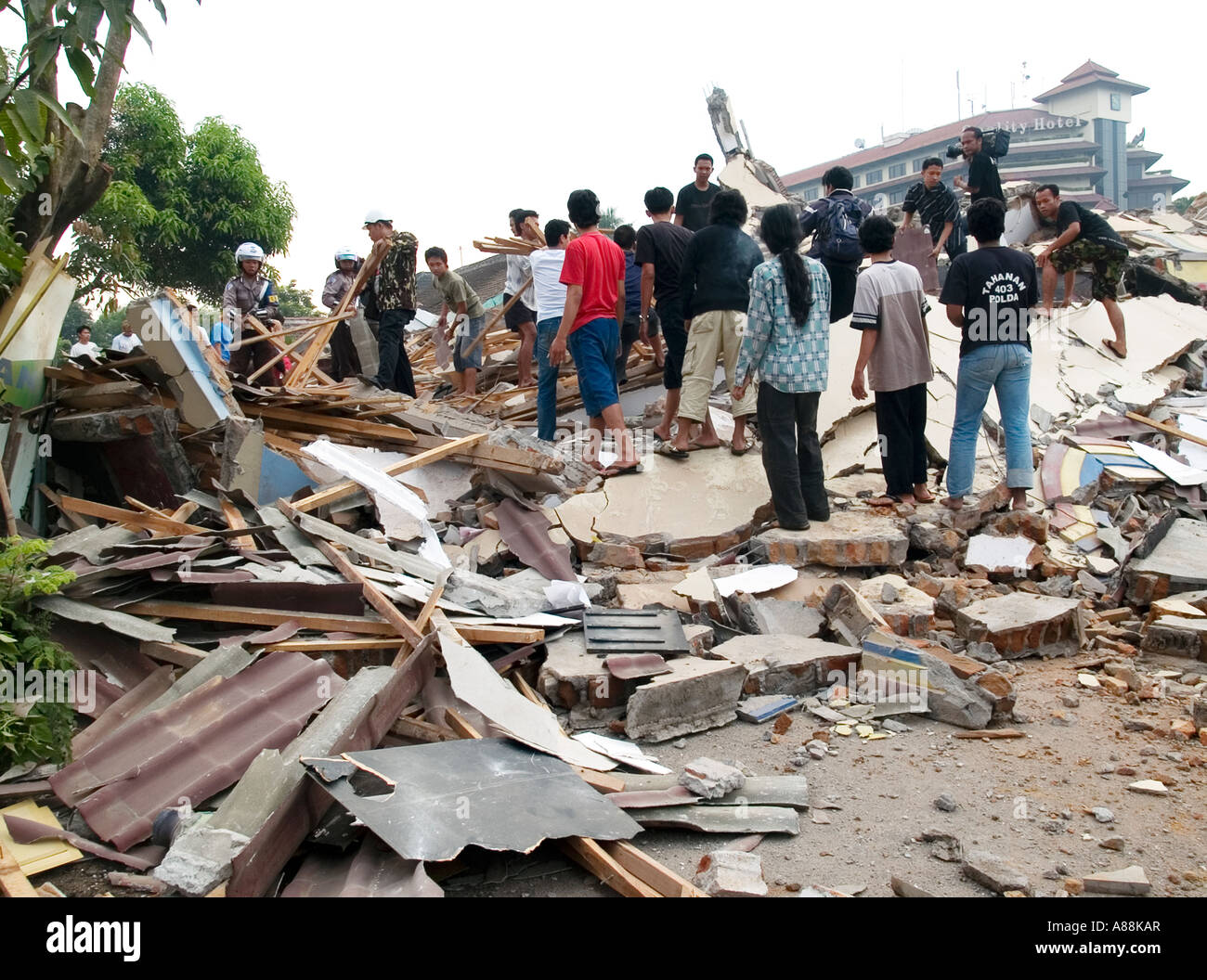 Menschen vor Ort Graben durch den Trümmern nach Mai 2006 Erdbeben Yogyakarta Indonesien Stockfoto