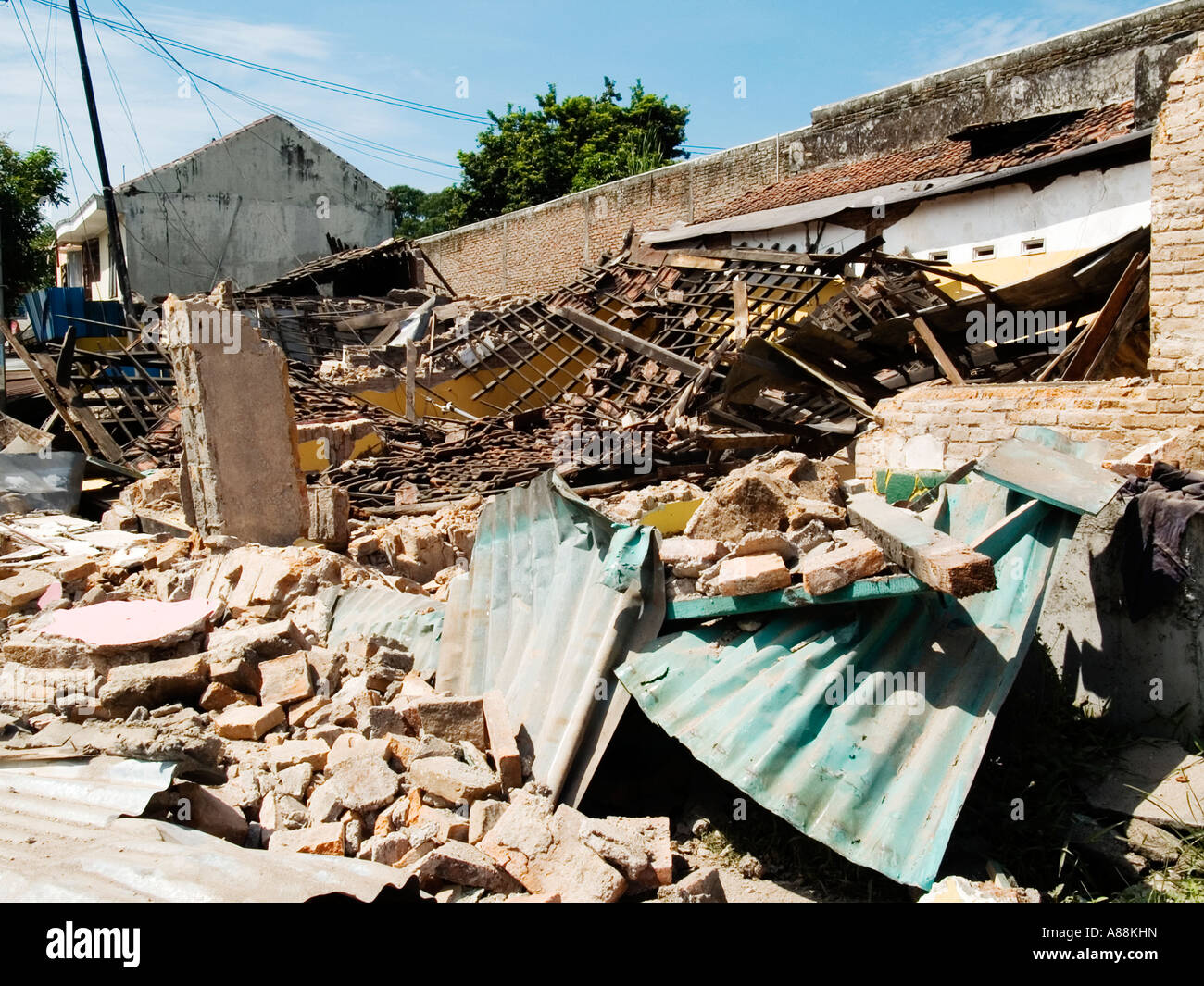 Gebäude liegt in Ruinen Momente nach dem großen Erdbeben von das Yogyakarta Java Indonesien 2006 Mai Stockfoto