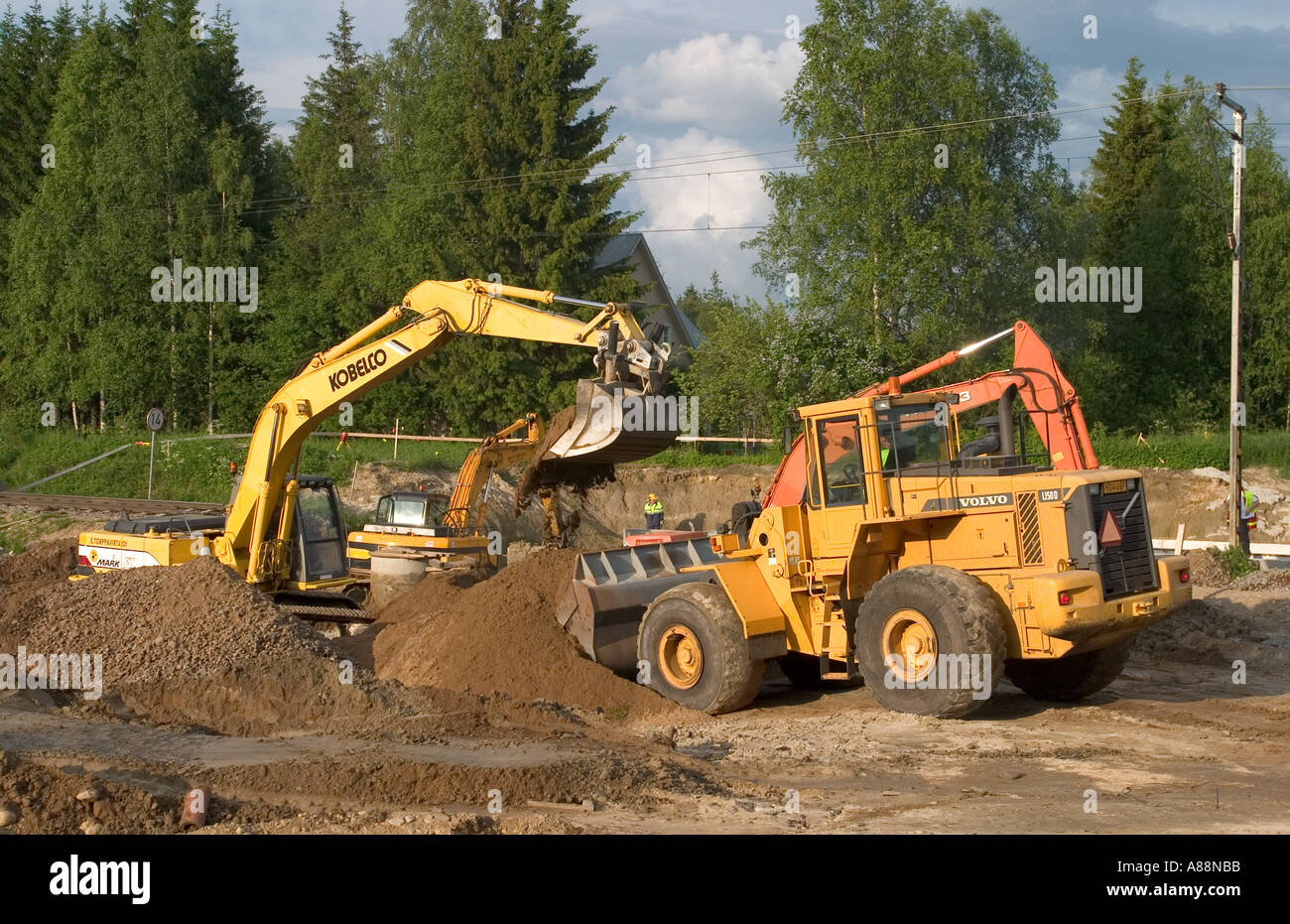 Bagger und Raupe auf Baustelle in Finnland arbeiten Stockfoto