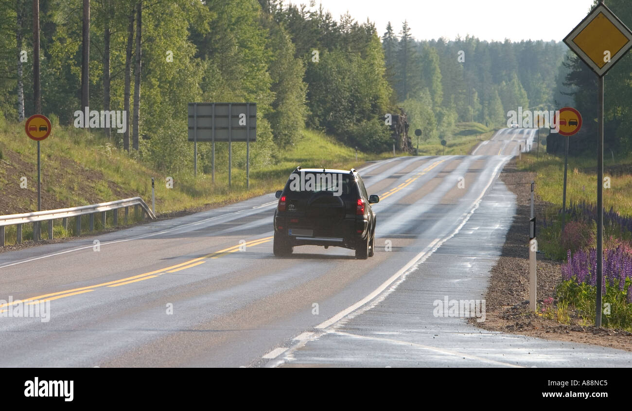 Schwarz Toyota RAV4 SUV fahren auf nassen Straße nach Regen, Finnland Stockfoto