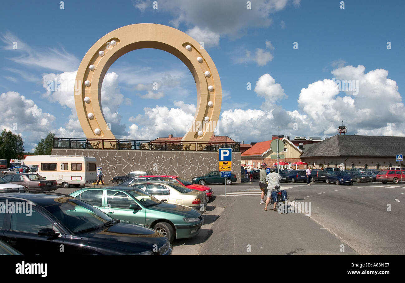 Hufeisen symbol Statue am Hof von veljekset Keskinen Shop (Tuurin kyläkauppa), Finnland Stockfoto