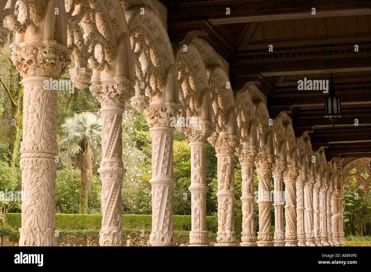 Carven auf das Palace Hotel, Bussaco Wald, Luso, Portugal aus Stein Stockfoto