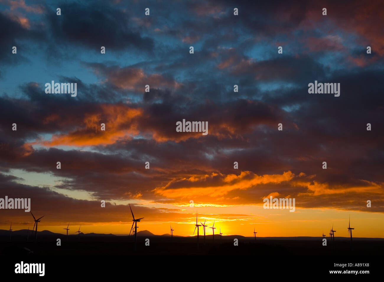 Causeymire-Windpark bei Sonnenuntergang, Caithness, Schottland, Vereinigtes Königreich Stockfoto
