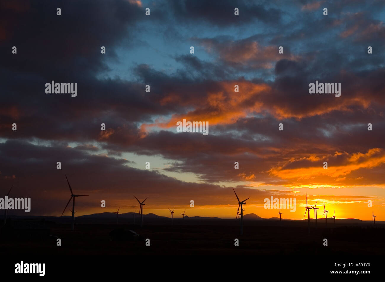 Causeymire-Windpark bei Sonnenuntergang, Caithness, Schottland, UK Stockfoto