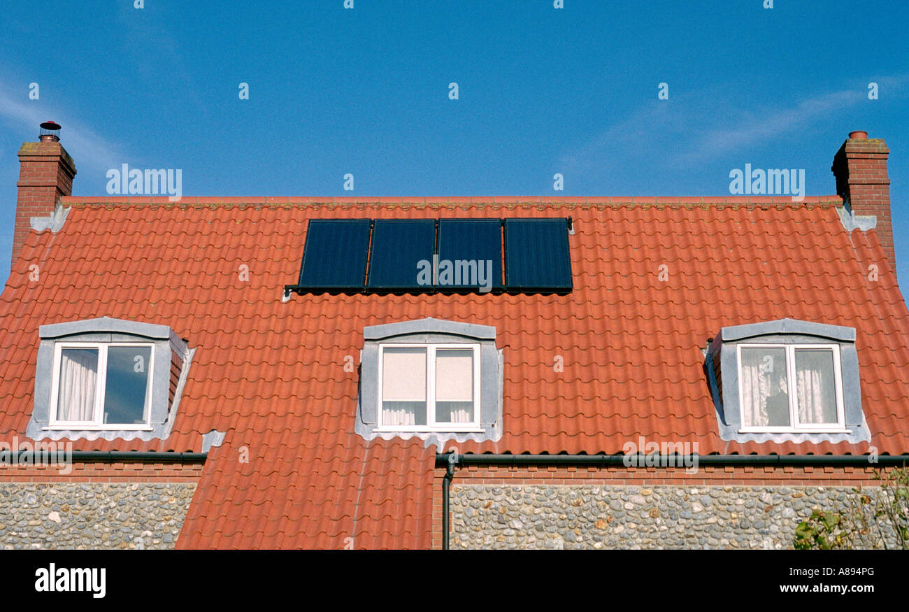 Sonnenkollektoren auf dem Dach des Hauses in Norfolk, England. Stockfoto