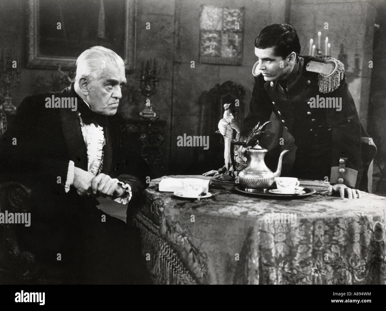 DER TERROR 1963 AIP Film mit Boris Karloff und Jack Nicholson (rechts). Auch bekannt als die Burg des Schreckens Stockfoto