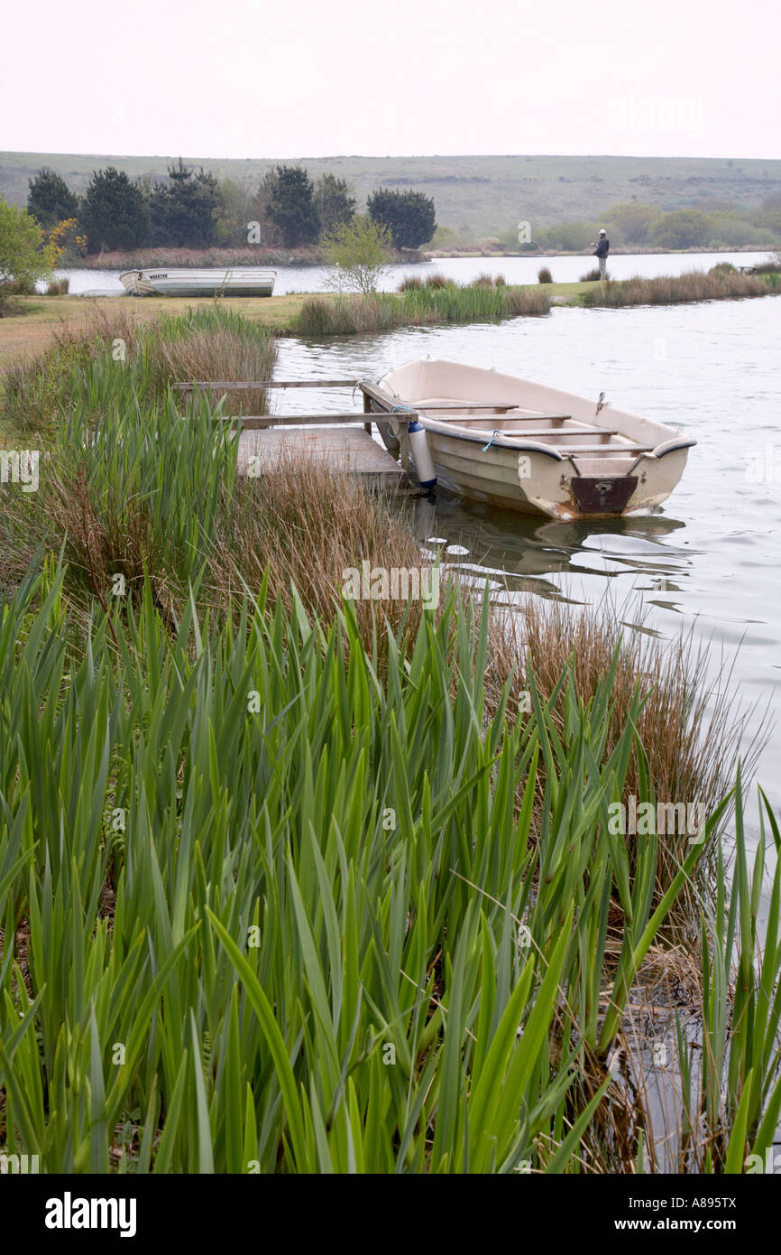 Ein Mann Angeln mit einem Schlauchboot im Vordergrund Stockfoto