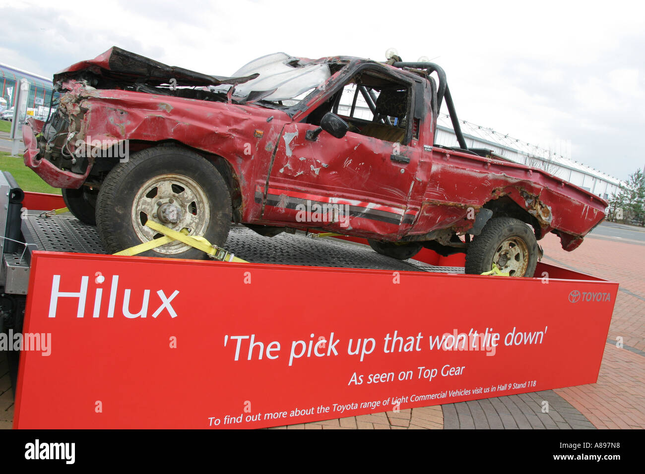 Toyota Hilux als in der BBC-Fernsehsendung "Top Gear" abgebrochen. VEREINIGTES KÖNIGREICH. Auf der NEC Commercial Vehicle Show gezeigt. Stockfoto