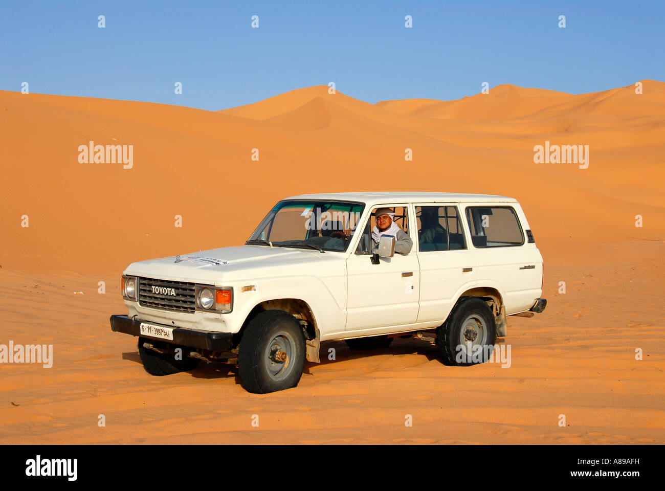 Weiße Landcruiser in den Sand Mandara-Libyen Stockfoto