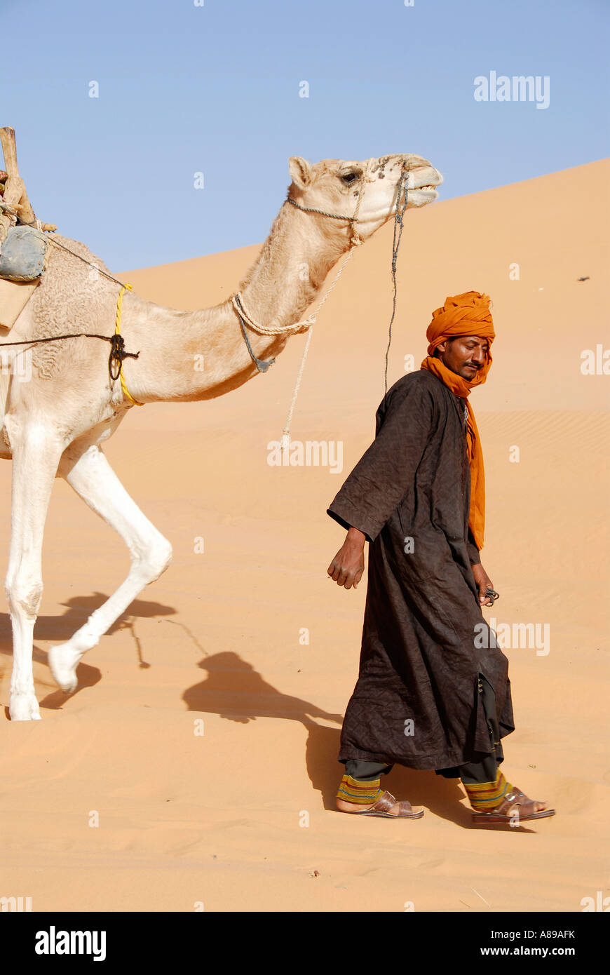 Tuareg-Laufwerke Kamel durch die Wüste sand Mandara Libyen Stockfoto