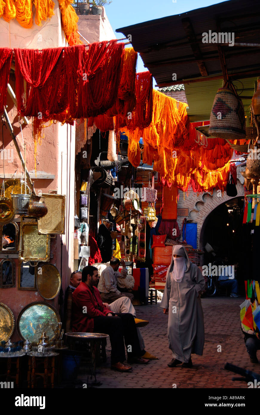 Geschäften und bunten Tuch in die Färber Viertel Souq Sebbaghine Medina Marrakesch Marokko Stockfoto