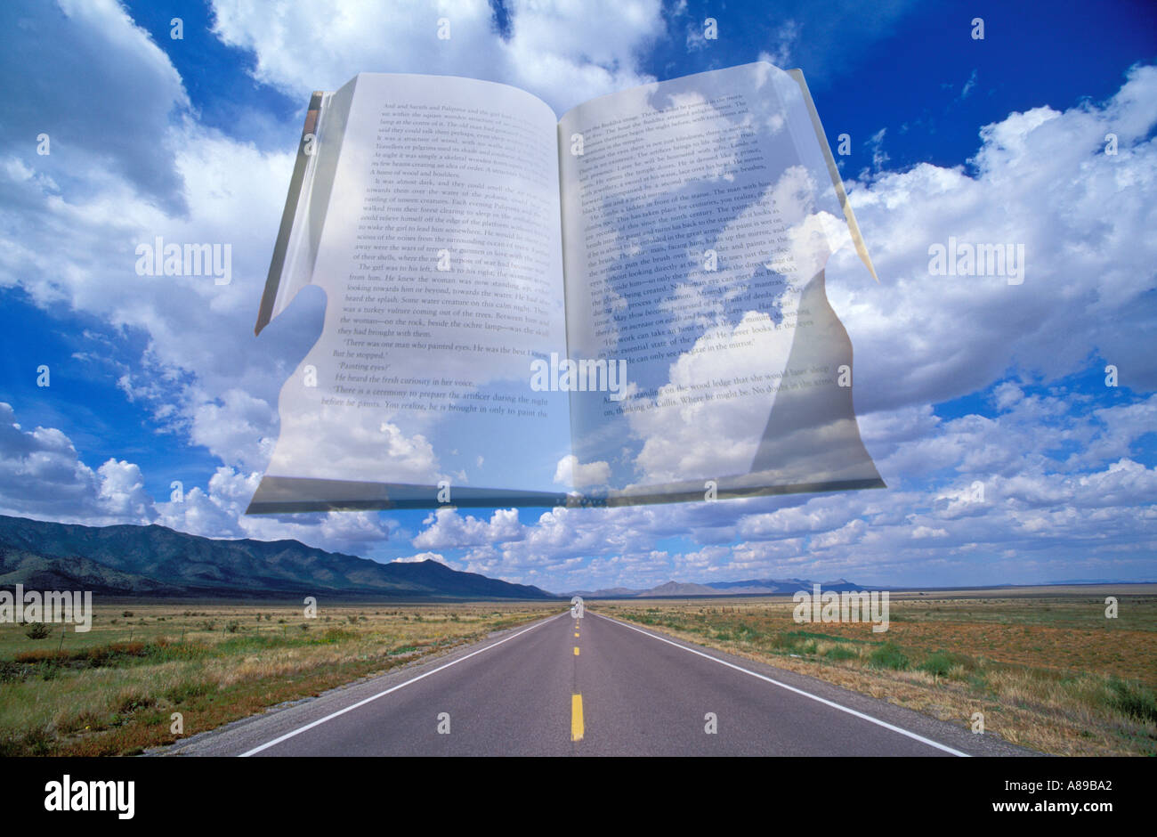 Buch in Wolken über einer öden Autobahn überlagert Stockfoto