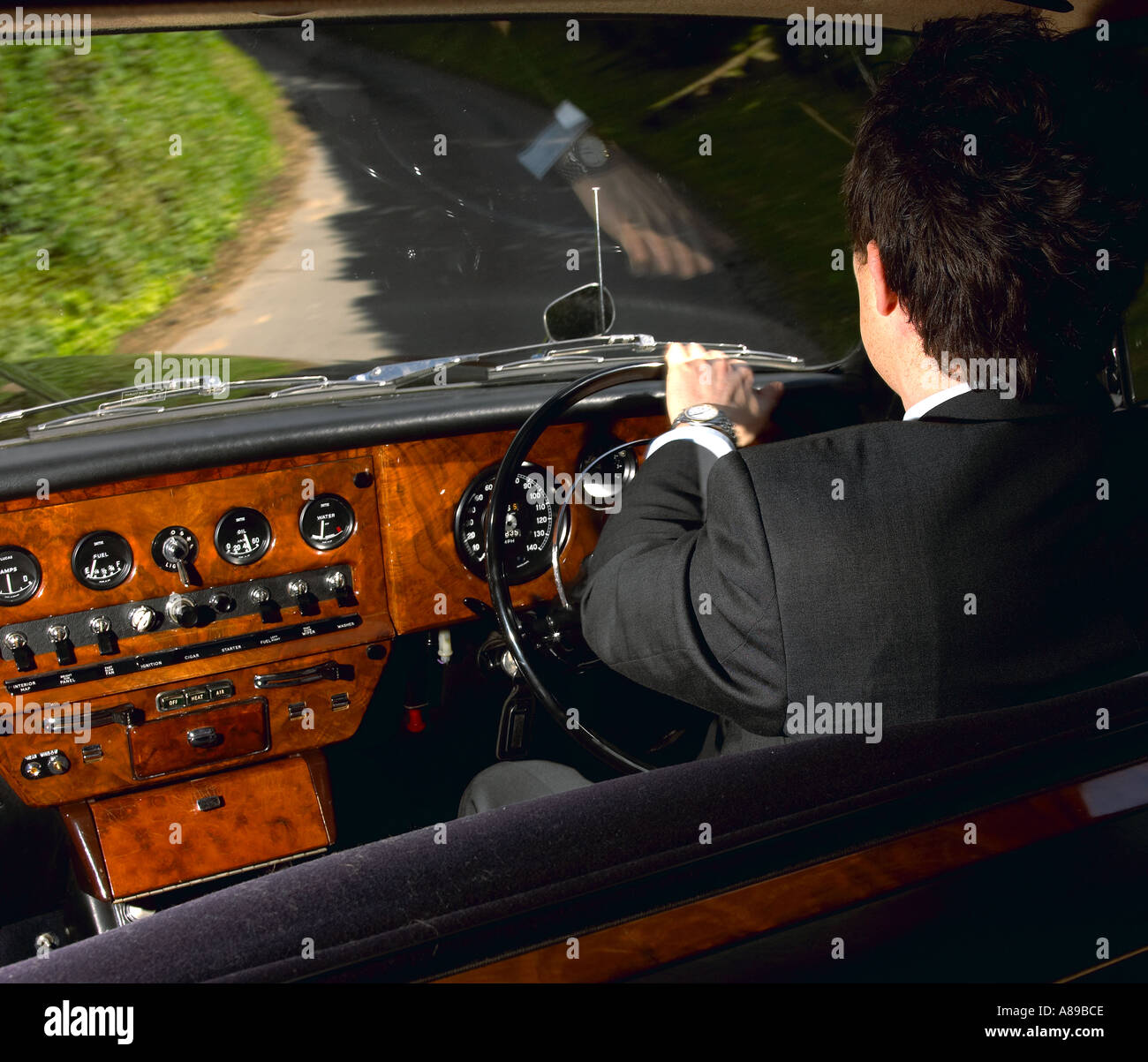 Treibende 1970 Daimler Vanden Plas DS 420 Limousine Chauffeur Stockfoto