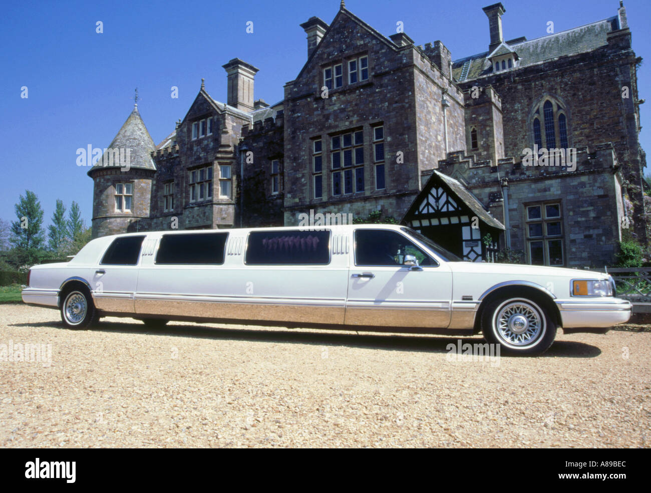 1998 Lincoln Stretch-Limousine vor Schloss Haus Stockfoto