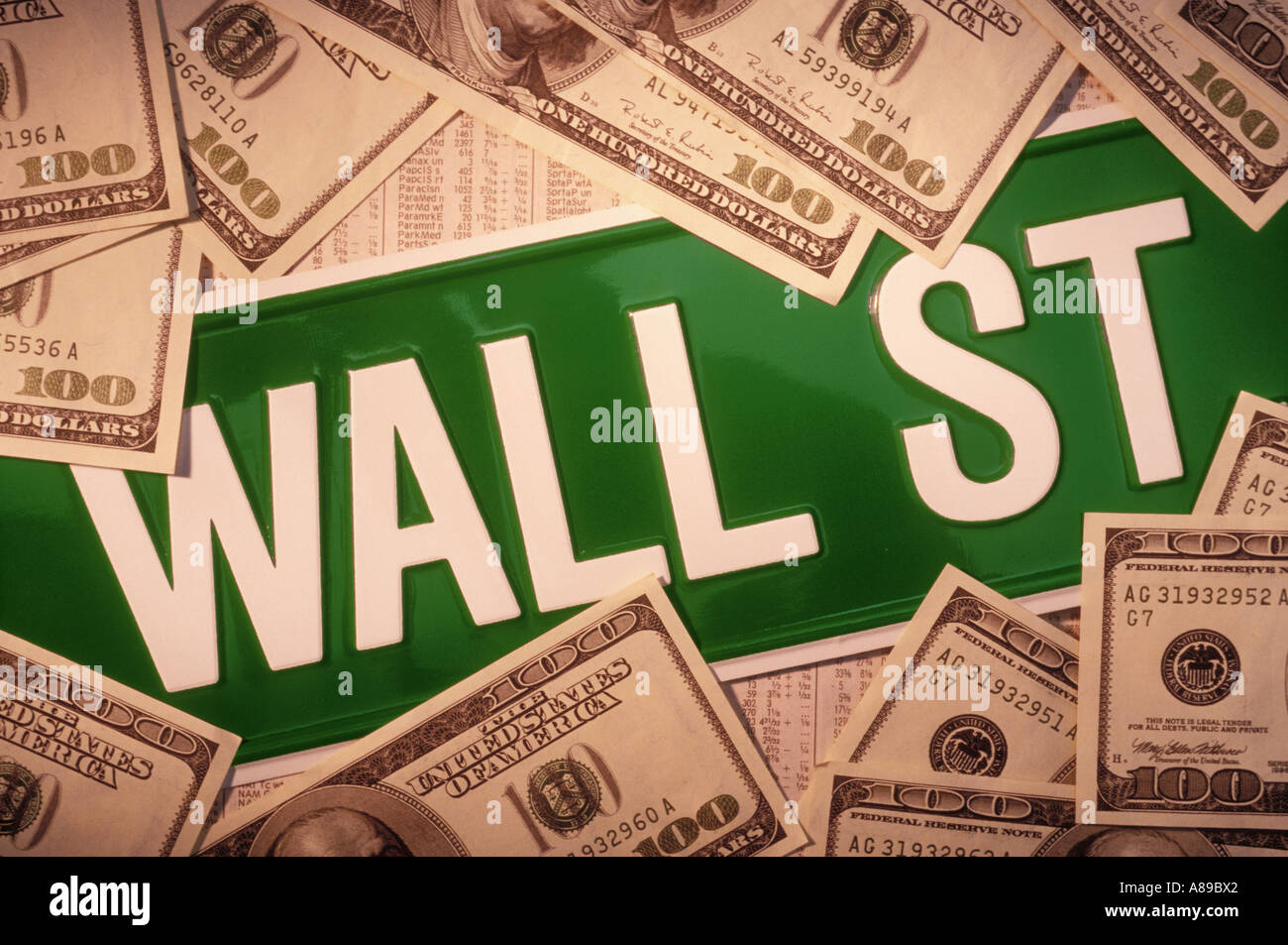 Wall-Street-Zeichen und Geld Stockfoto