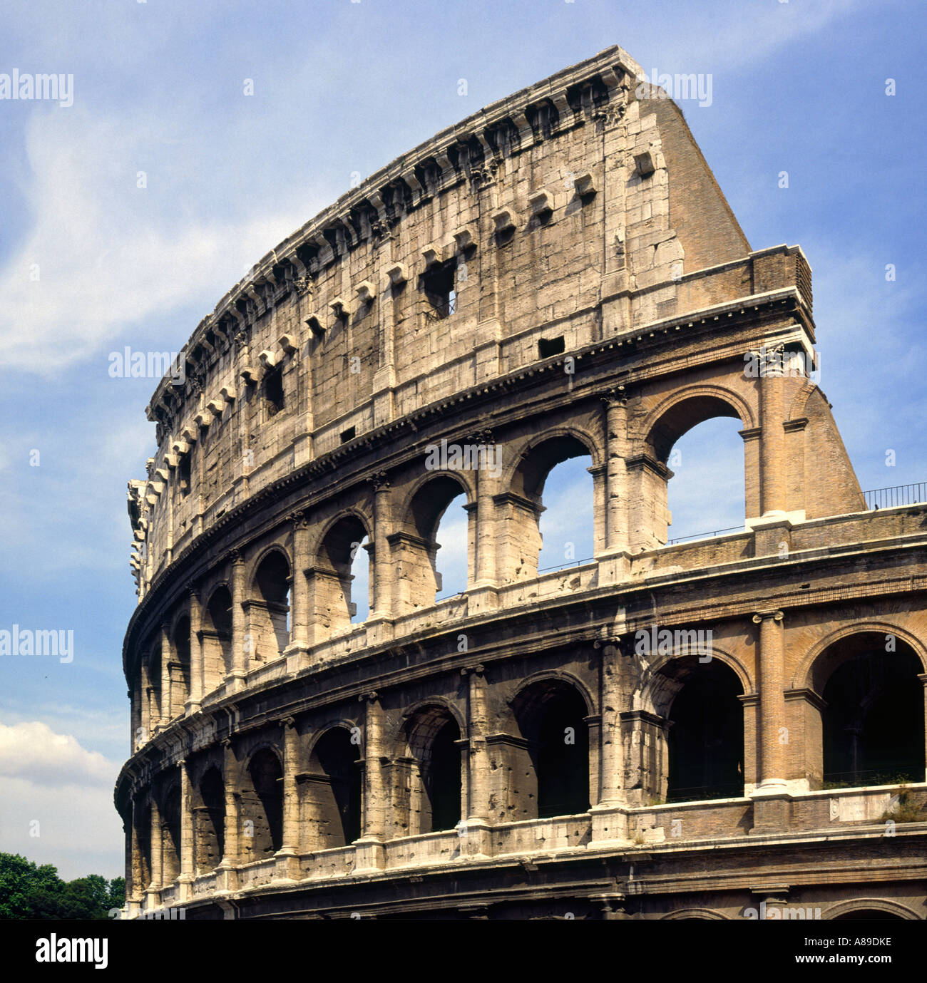 Abschnitt des Kolosseums nach oben auf das tolle Ausmaß durch die Fenster und prächtige Bögen in Rom Italien Stockfoto
