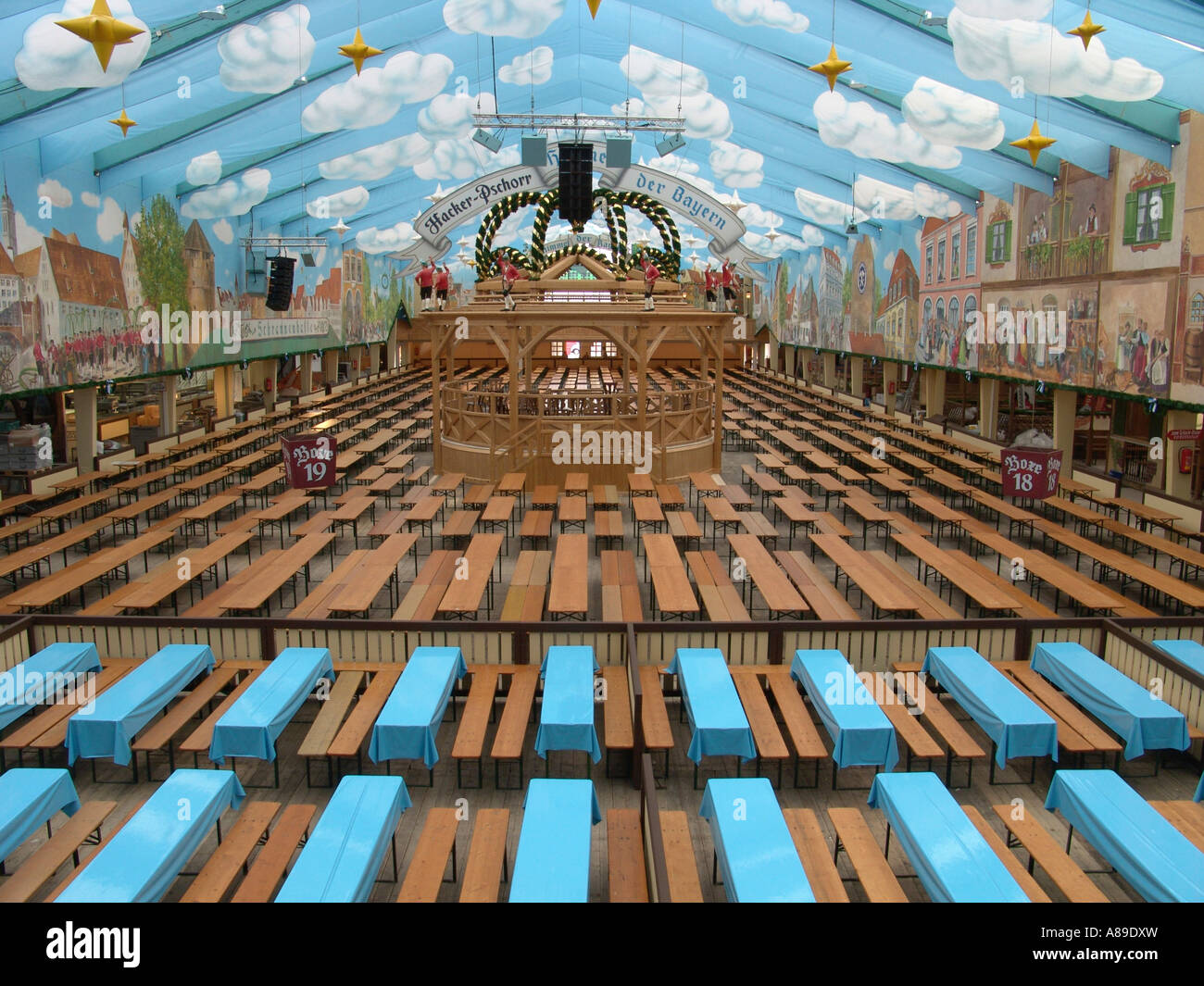 Oktoberfest zelt leer -Fotos und -Bildmaterial in hoher Auflsung  Alamy