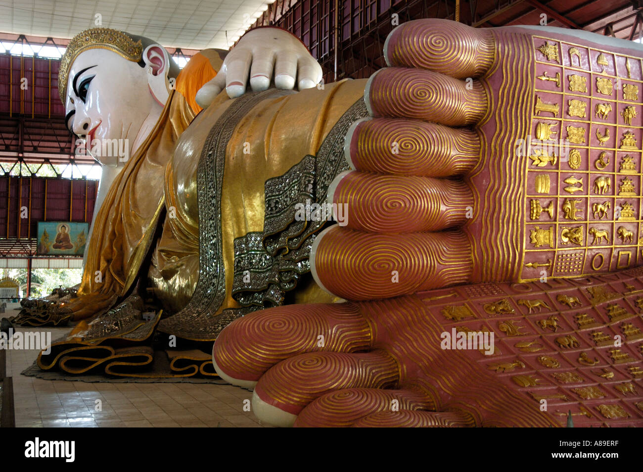 Riesige liegend liegende Zeichen Buddha mit auf seine Fußsohlen Chaukhtatgyi Pagode Yangon Birma Stockfoto