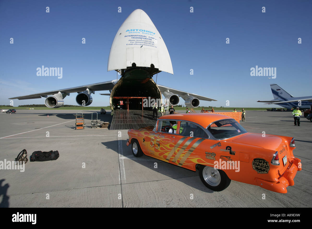 Sportwagen im Wettbewerb mit dem illegalen Autorennen "Gumball 3000" werden in zwei Antonov Cargo-Flugzeuge geladen. Frankfurt/Hahn, Rhinel Stockfoto