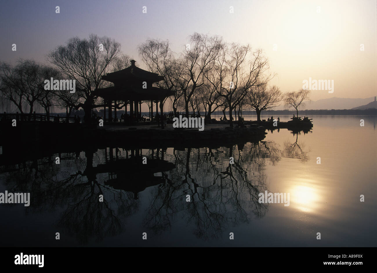 Eine Pagode blendet in das Wasser eines Sees in der Nähe von Sommerpalast, Peking, China Stockfoto