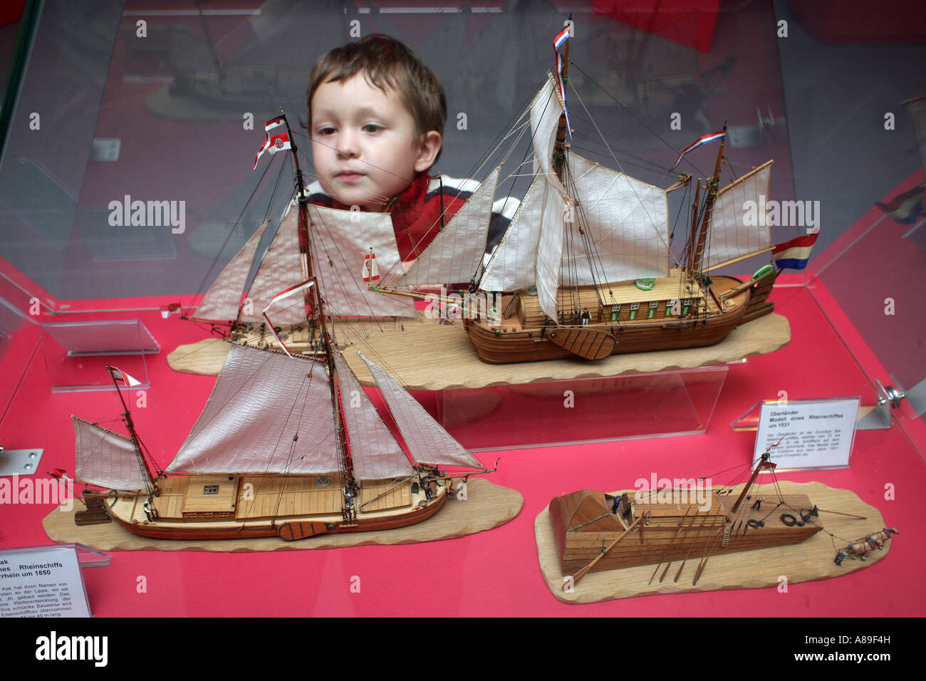 Ein Junge Blick auf Schiffsmodelle in der Rhinemuseum in Koblenz, Rheinland-Pfalz, Deutschland Stockfoto