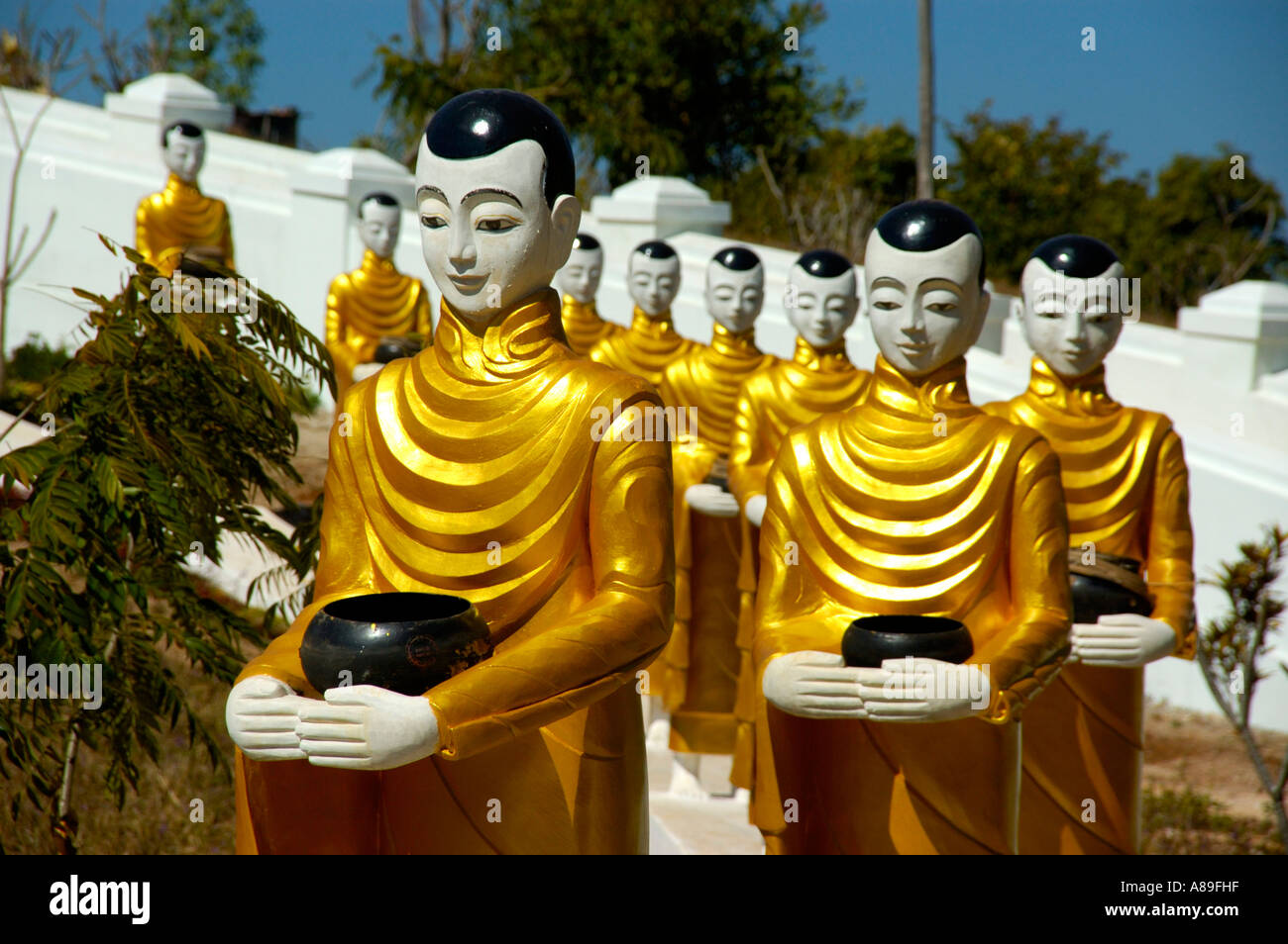 Statuen von buddhistischen Mönchen in der Nähe von einer nach dem anderen Ywa Ngan Shan-Staat Birma Stockfoto