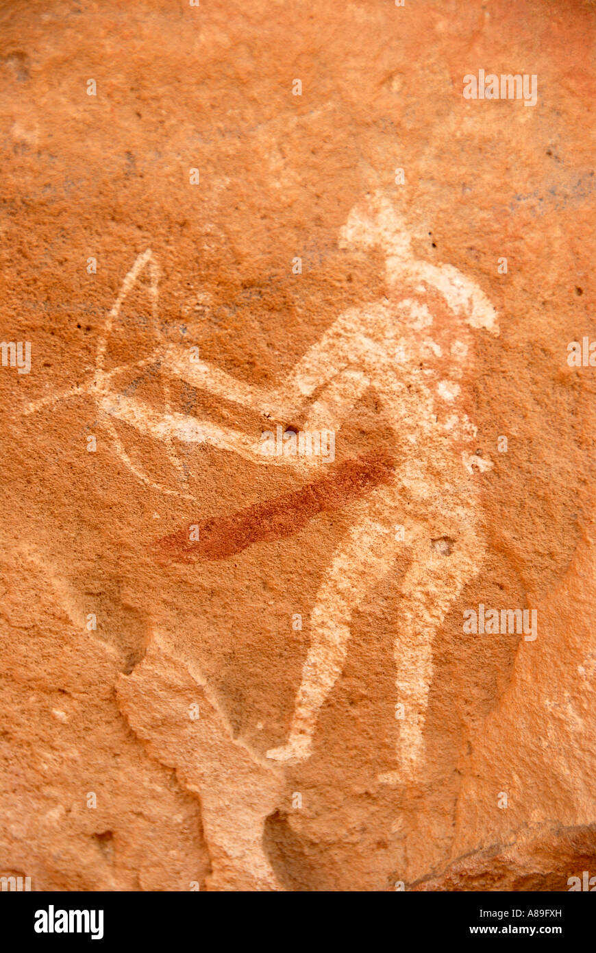 Neolithische Rock Zeichnung eines Mannes der Jagd mit Pfeil und Bogen Acacus-Libyen Waffen Stockfoto