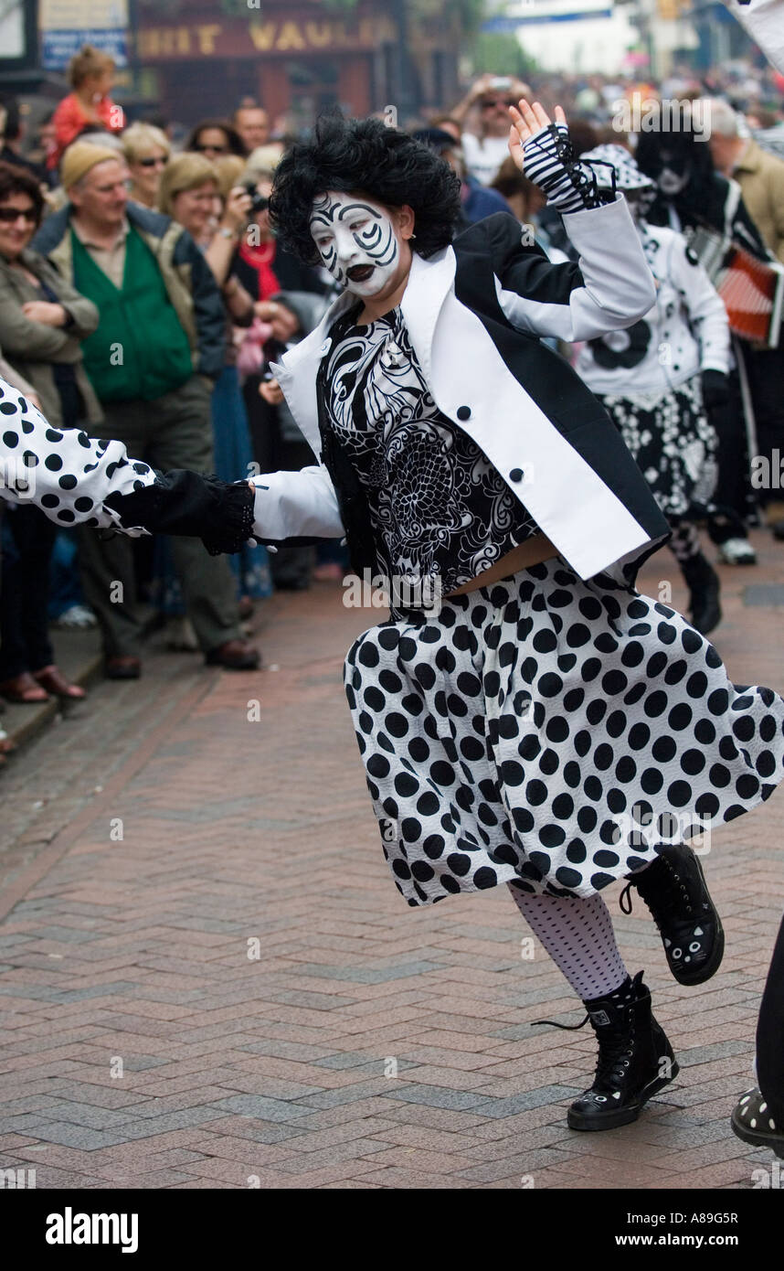 Frau in einem schwarzen und weißen Kostüm tanzen in die Straße am Rochester fegt festival Stockfoto