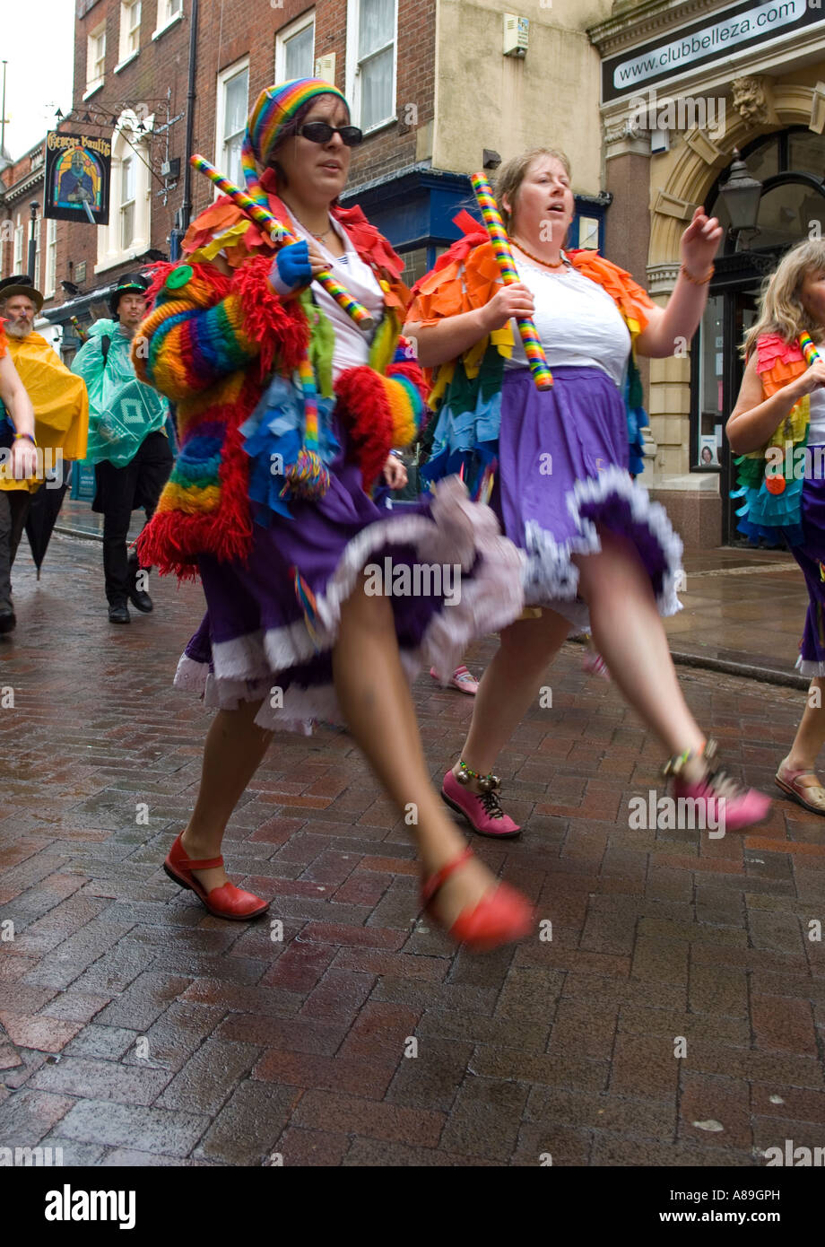 Frauen in bunten Kostüm bei der street Parade Rochester fegen festival Stockfoto
