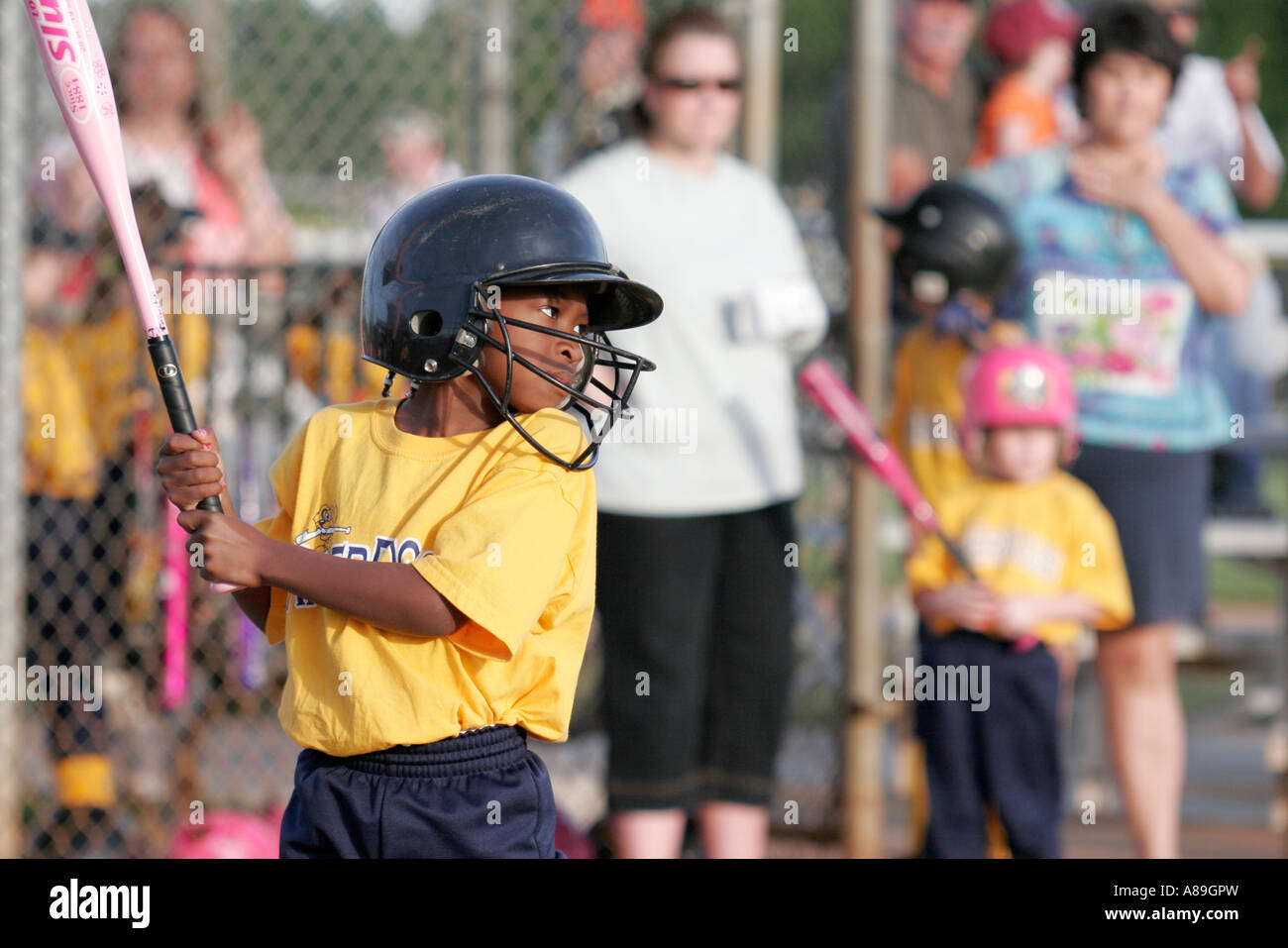 Troy Alabama, Sportsplex, Little League-Baseballspiele, Schwarze Afrikaner, ethnische Minderheit, Erwachsene Erwachsene Erwachsene Frauen, Frauen, Dame, Spieler, Teig, rosa b Stockfoto