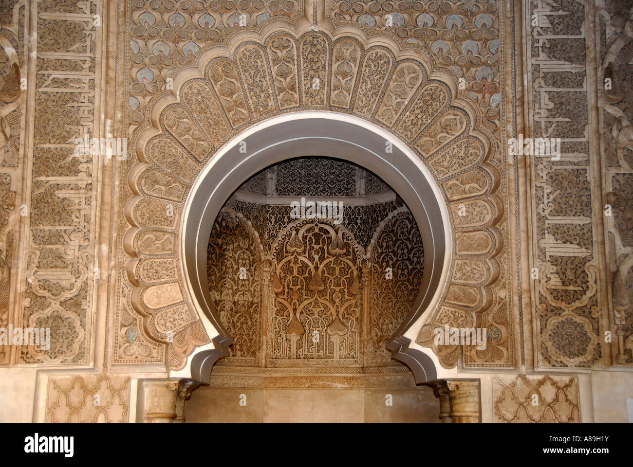 Orientalische Detail mit feinen Stuckarbeiten verziert Reich Mihrab Ali Ben Youssef Medersa Medina Marrakesch Marokko Stockfoto