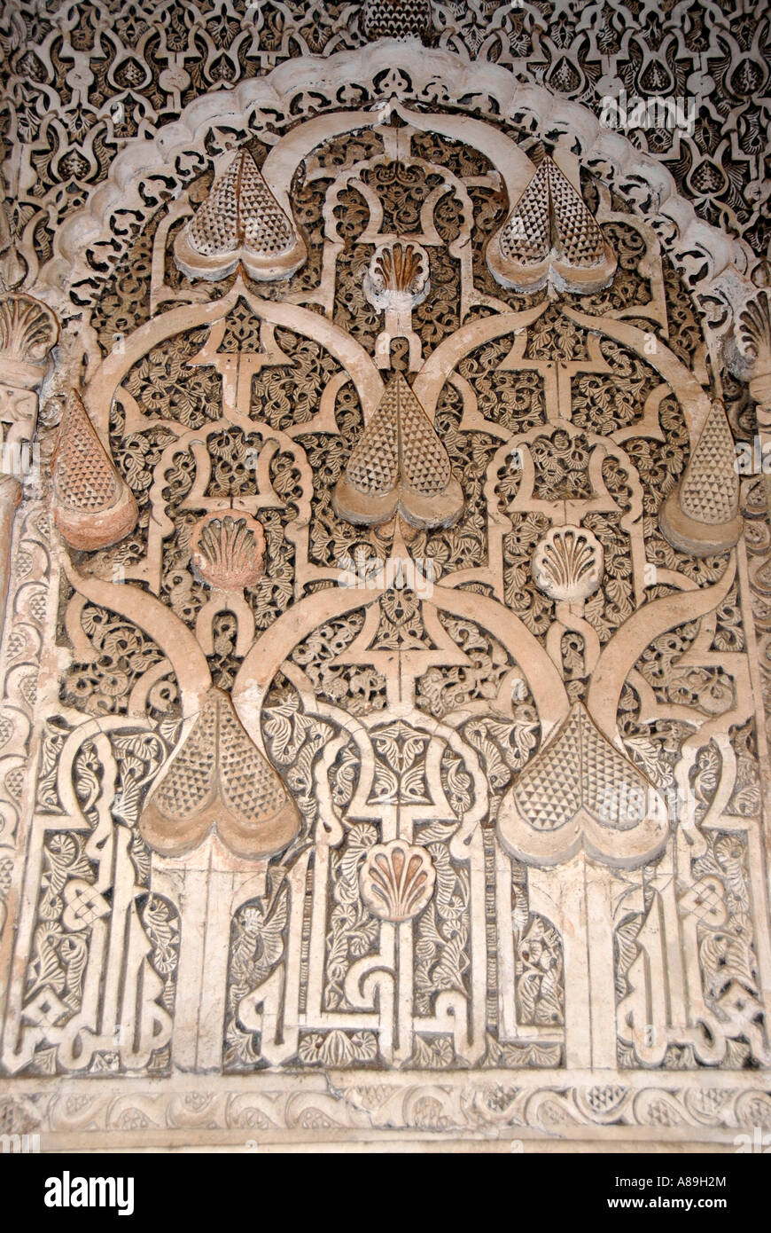 Orientalische Detail mit feinen Stuckarbeiten verziert Reich Mihrab Ali Ben Youssef Medersa Medina Marrakesch Marokko Stockfoto