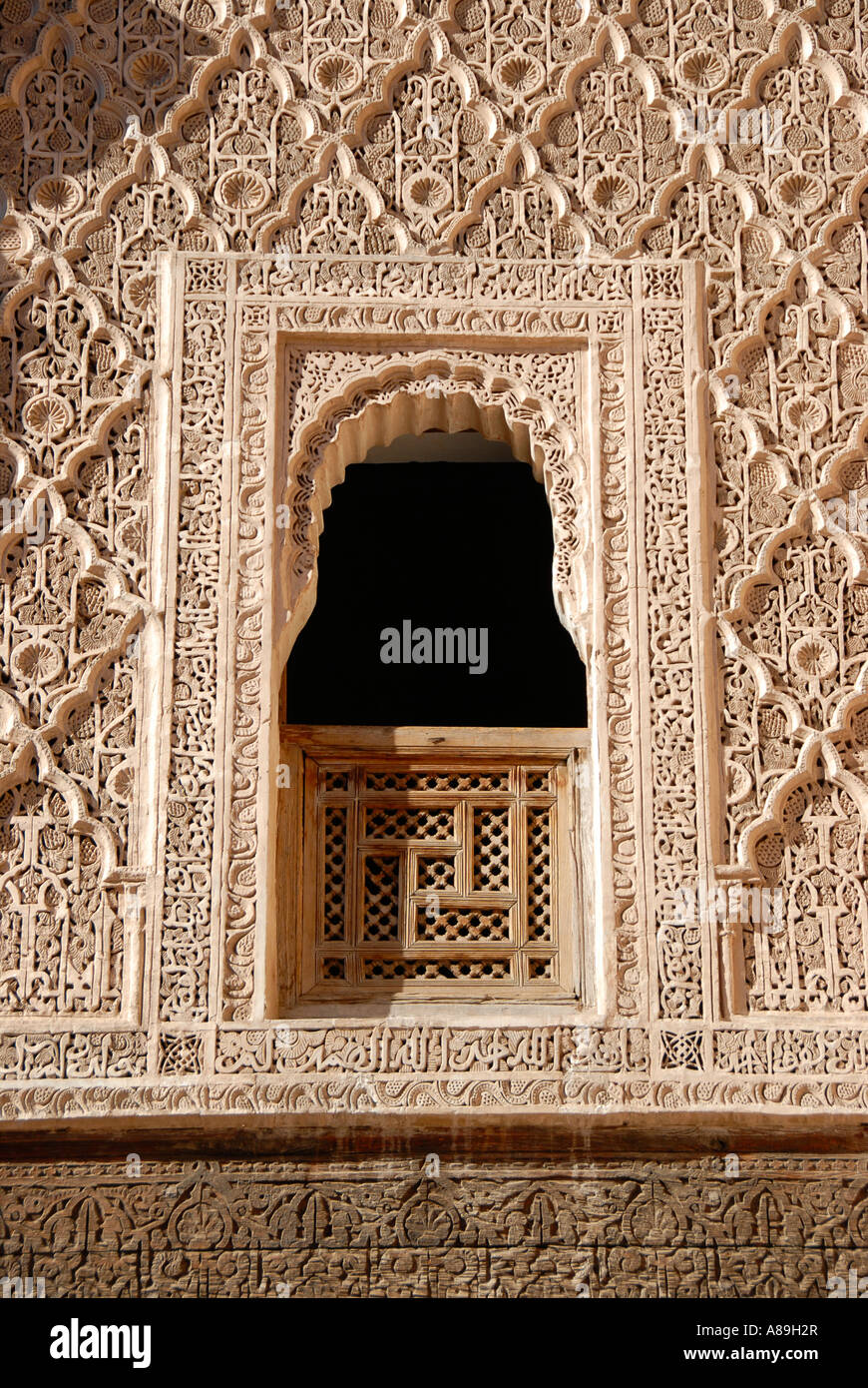 Orientalische Fenster mit feinen Stuckarbeiten verziert Reich Ali Ben Youssef Medersa Medina Marrakesch Marokko Stockfoto
