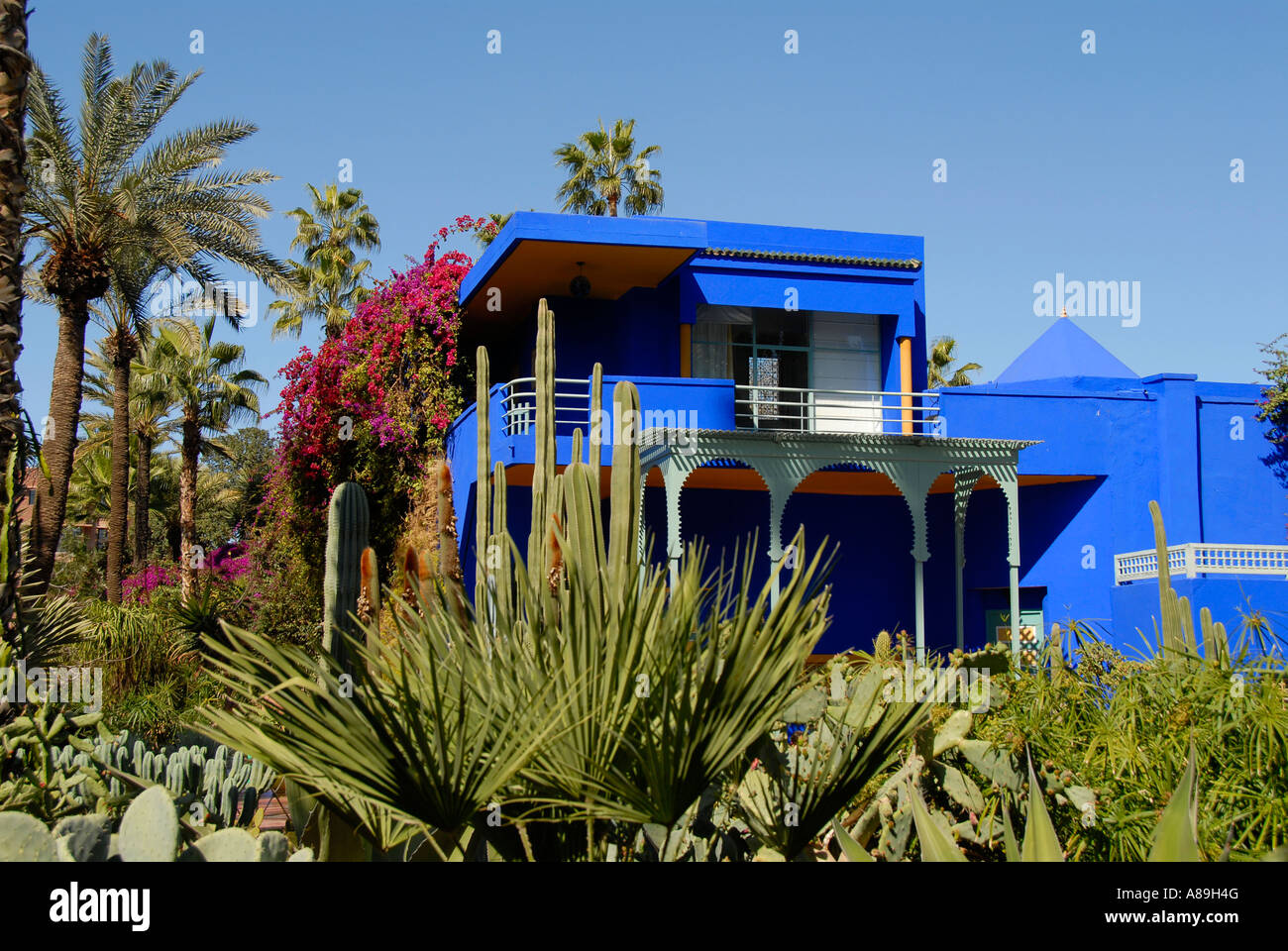 Architektonische Besonderheit leuchtend blauen Haus im Garten Jardin Majorelle Marrakech-Marokko Stockfoto