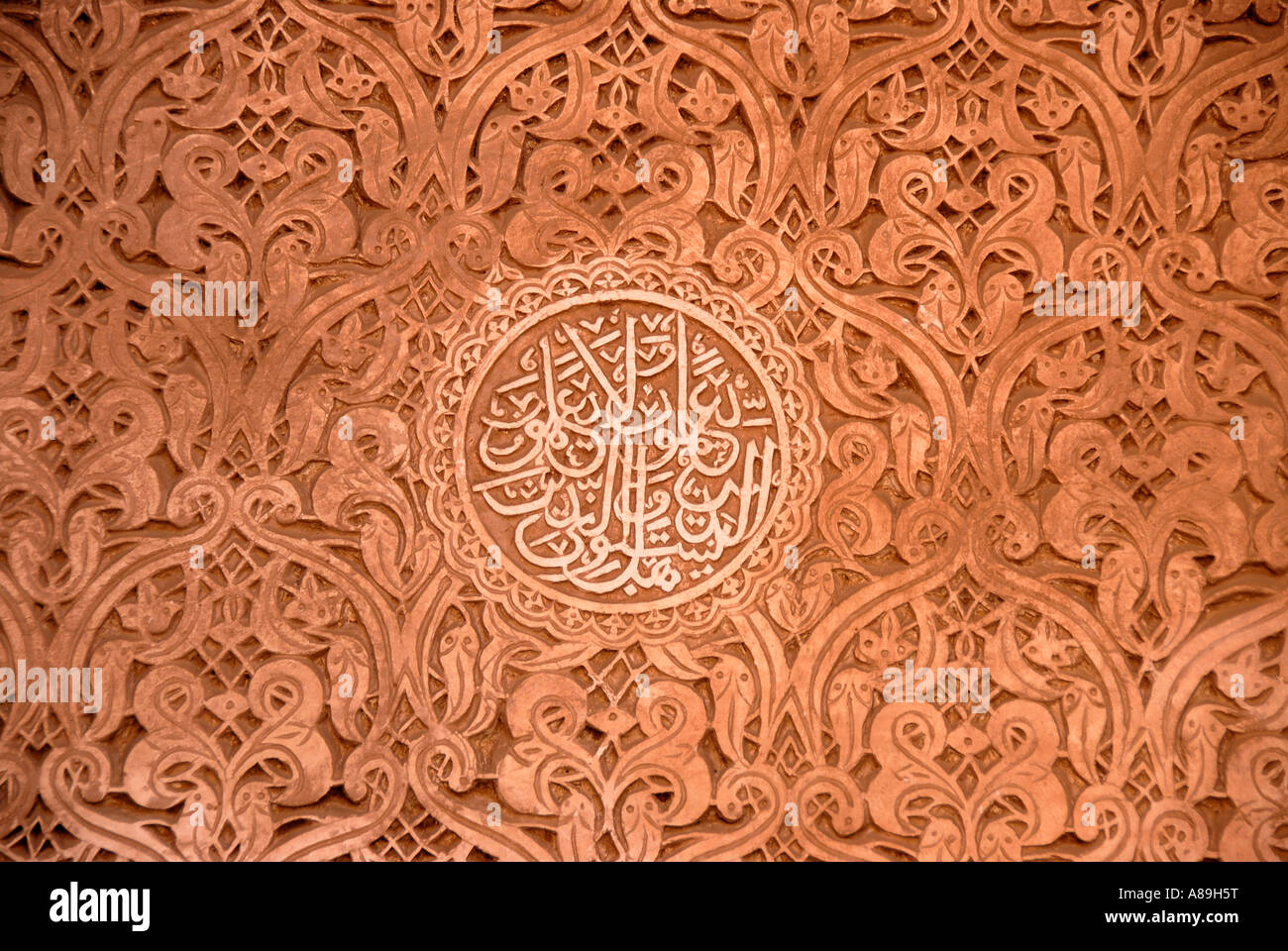Oriental verziert Stuck Detail mit Skript des Quran Saadien Gräber Marrakesch Marokko Stockfoto