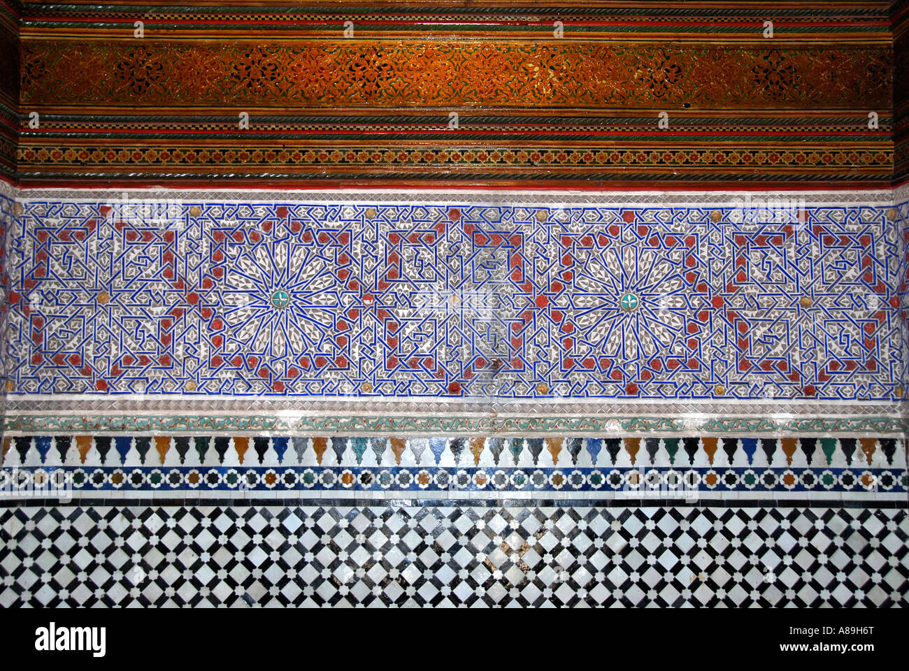 Schöne Gemälde an Holzdecke mit Fayence-Kacheln Palais De La Bahia Marrakesch Marokko Stockfoto